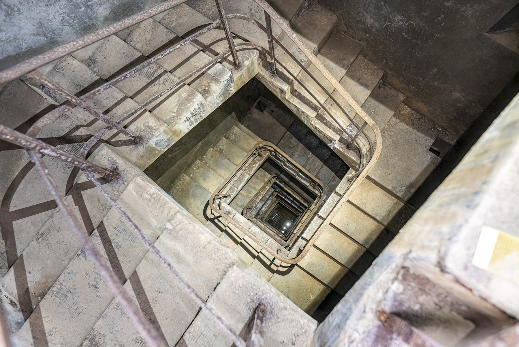Ligne Maginot - SEELBERG OUEST - (Casemate d'infanterie - Simple) - Cage d'escalier dans le profond puits qui mène à la galerie non commencée - David Palmer