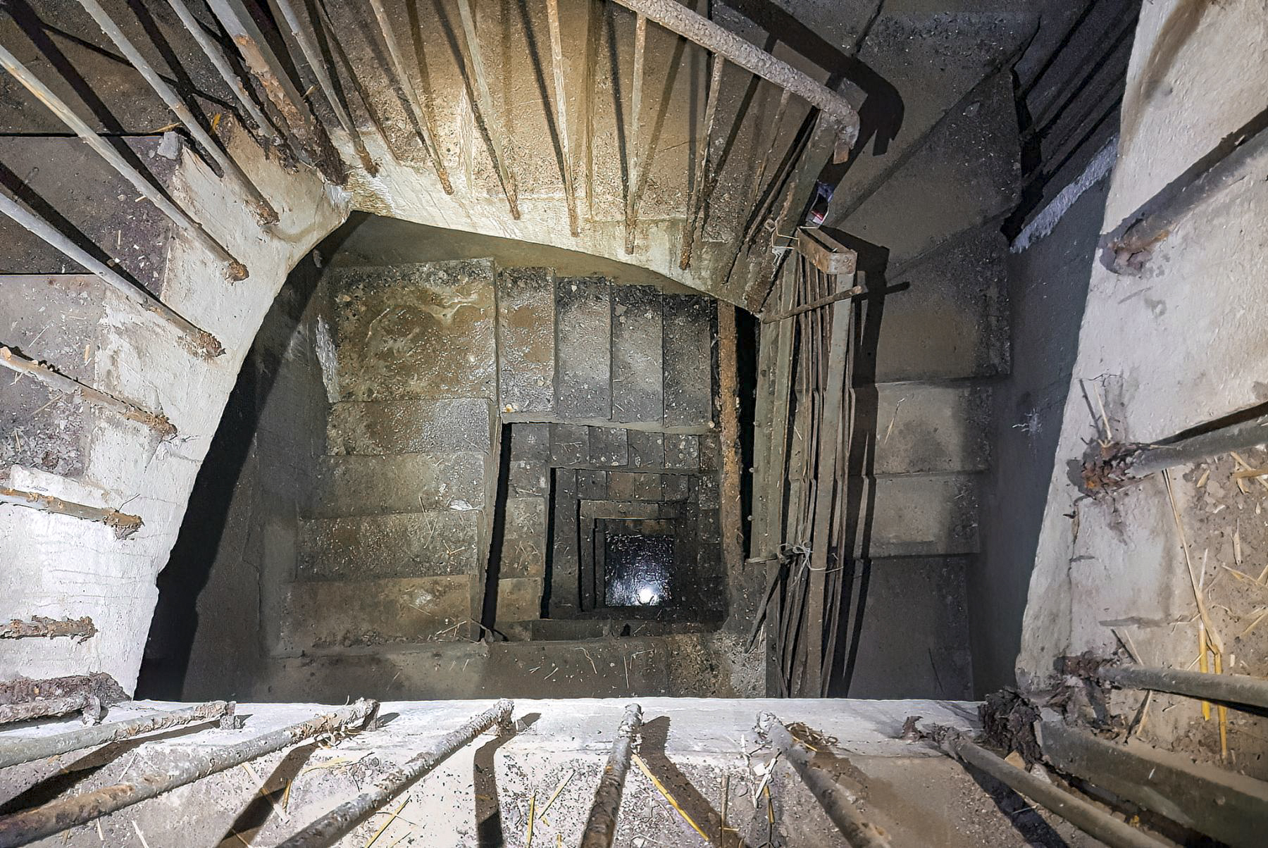 Ligne Maginot - BOIS DE HOFFEN OUEST - (Casemate d'infanterie - Simple) - La cage d'escalier vue du haut.
Seule les premiers niveaux sont munis d'une rambarde - David Palmer