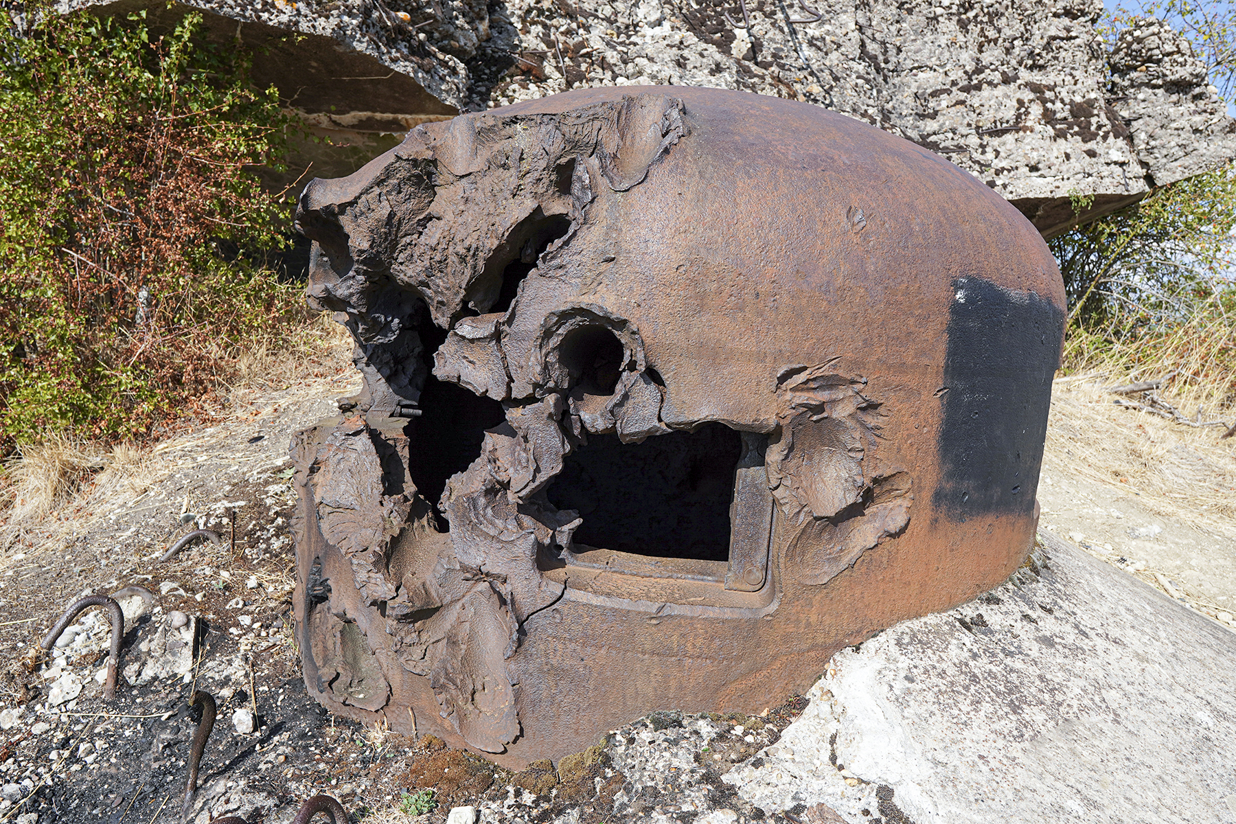 Ligne Maginot - EINSELING SUD - C73 - (Casemate d'infanterie - Simple) - Les impacts sur la cloche GFM sud - David Palmer