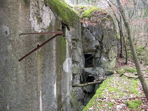 Ligne Maginot - DRACHENBRONN Nord Ouest ( Casemate d'infanterie ) - La façade arrière portant les stigmates de l'explosion. Sur la façade, le support du projecteur provisoire - AALMA  - lignemaginot.com