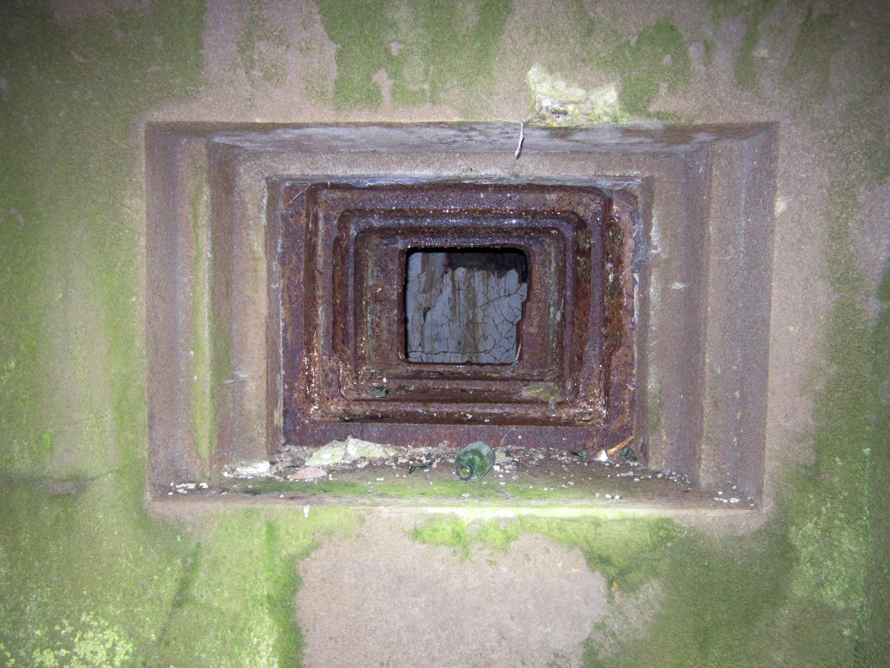 Ligne Maginot - DRACHENBRONN NORD OUEST - (Casemate d'infanterie) - Détail du créneau JM et canon de 37. Noter le dégagement à droite pour la lunette du canon, afin d'accroître le champ de tir horizontal   - Gregory Fuchs