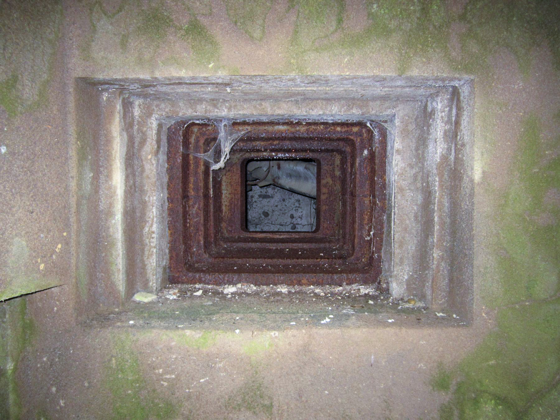 Ligne Maginot - DRACHENBRONN NORD OUEST - (Casemate d'infanterie) - Détail du créneau JM   - Gregory Fuchs