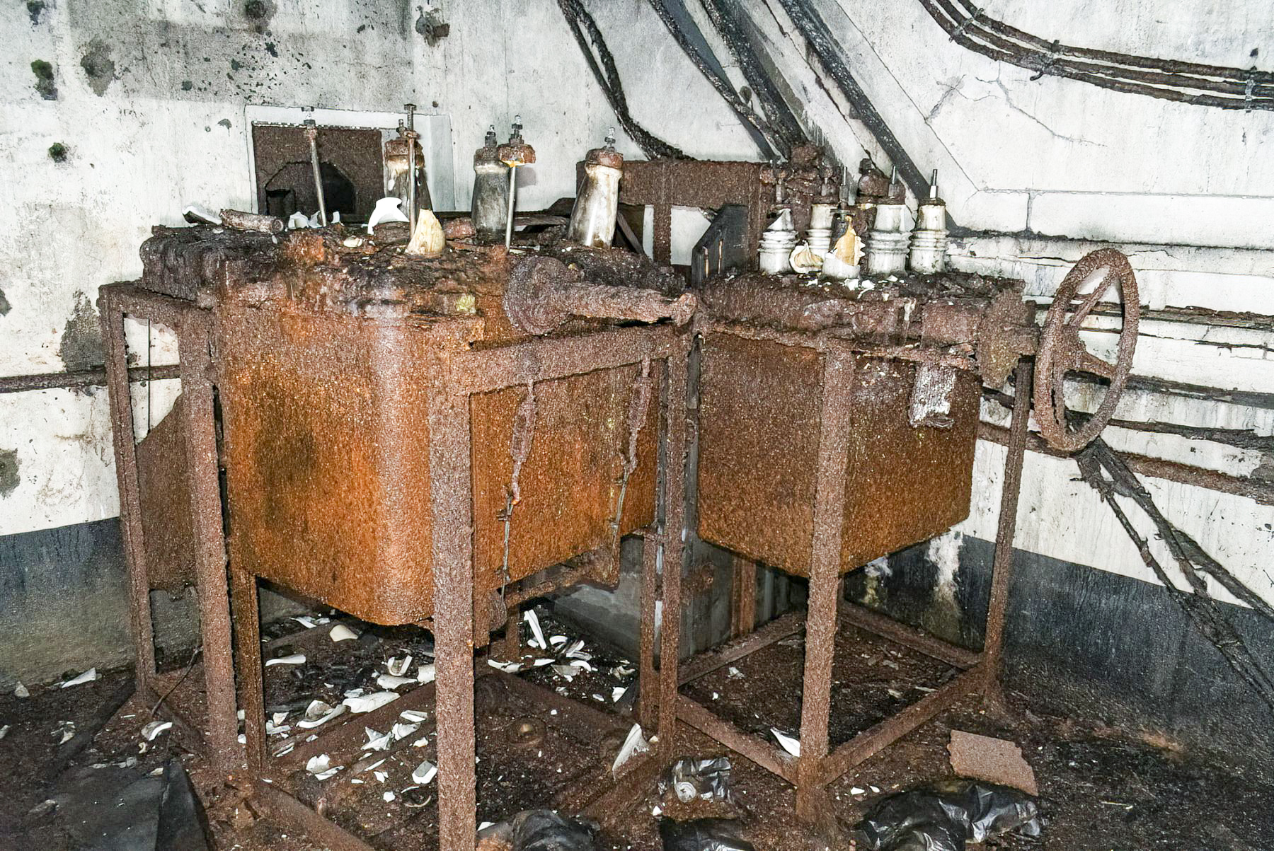 Ligne Maginot - METRICH - A17 - (Ouvrage d'artillerie) - Disjoncteurs HT stockés devant le blockhaus de défense à l'entrée des munitions - David Palmer
