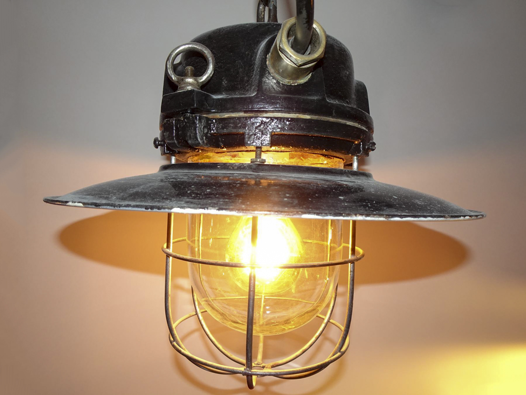 Ligne Maginot - L'éclairage dans la fortification Maginot (éclairage) - Lampe Renforcée
Écrous anneaux