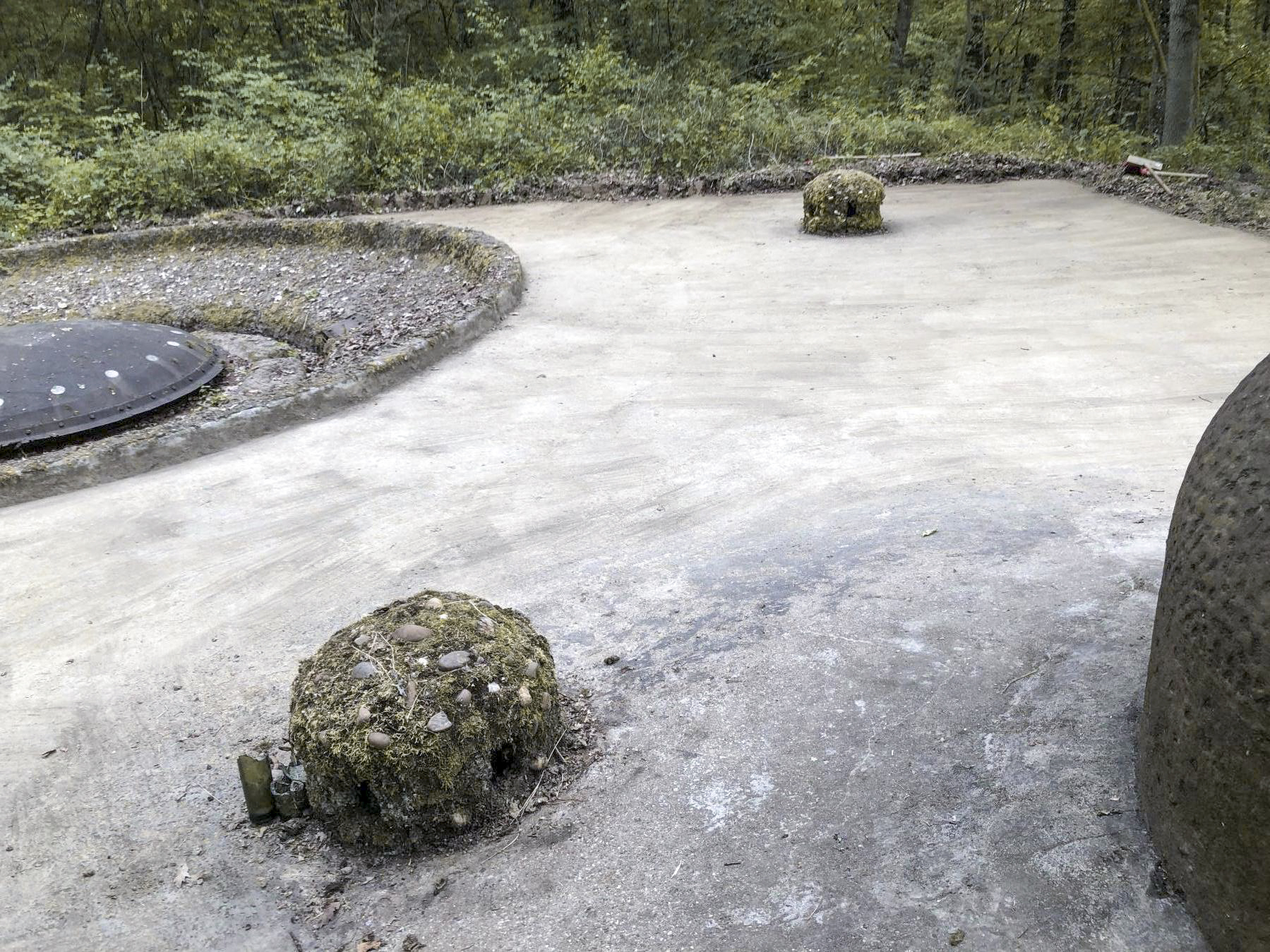Ligne Maginot - GALGENBERG - A15 - (Ouvrage d'artillerie) - Bloc 4
Les champignons de prise et d'évacuation de l'air et leur camouflage en béton - Louis Zenner