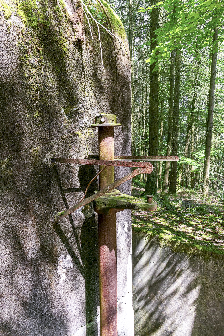 Ligne Maginot - DRACHENBRONN SUD EST - (Casemate d'infanterie - Simple) - Le support de projecteur blindé.
L'existence de l'ancien support confirme que le projecteur blindé n'a jamais été mis en place.
 - David Palmer