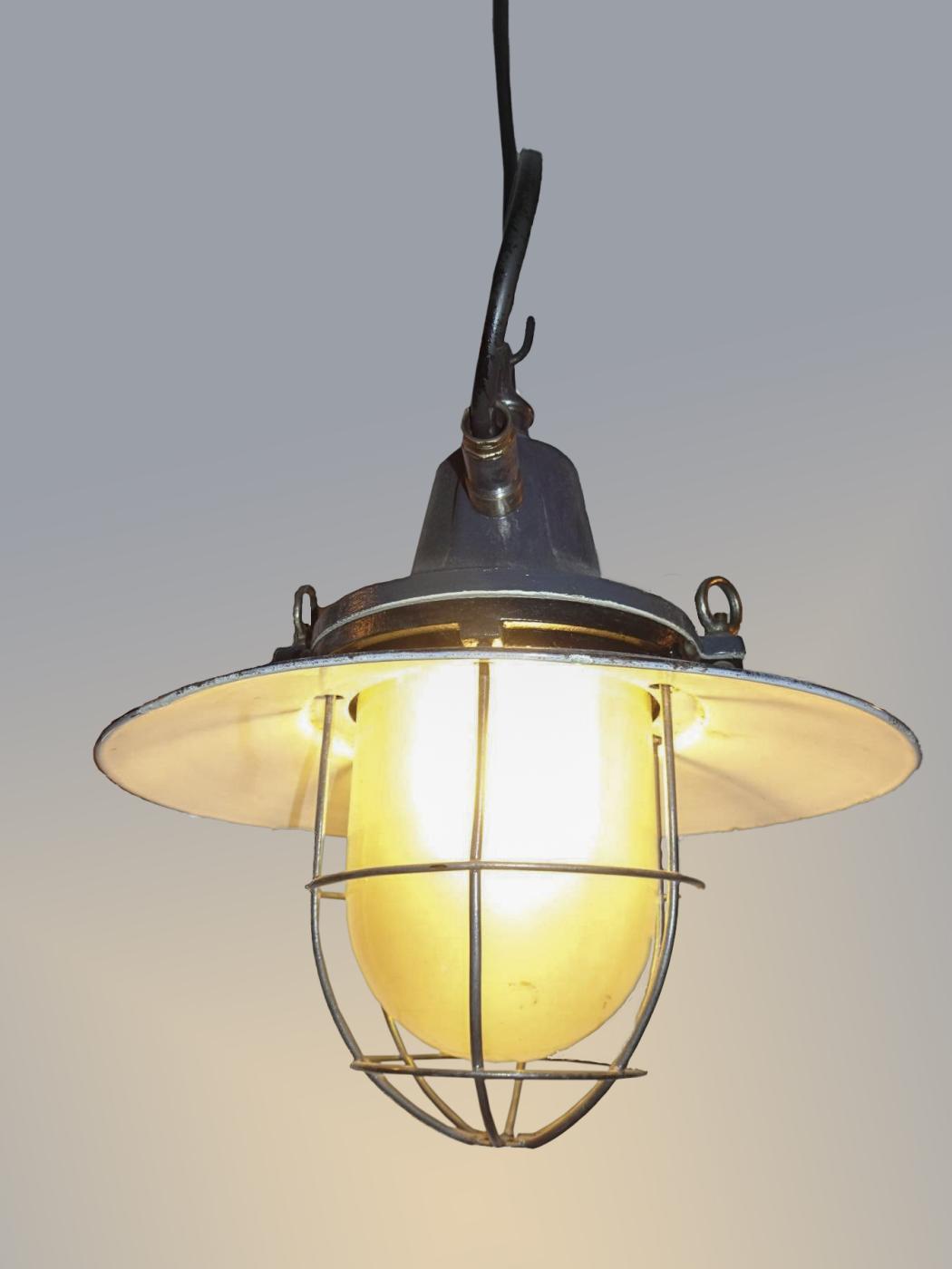 Ligne Maginot - L'éclairage dans la fortification Maginot (éclairage) - Lampe type PC
Renforcée Petit Modèle