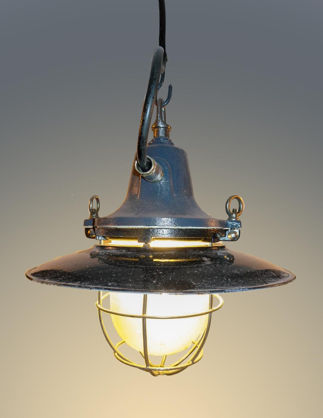 Ligne Maginot - L'éclairage dans la fortification Maginot (éclairage) - Lampe type PC
Renforcée Petit Modèle