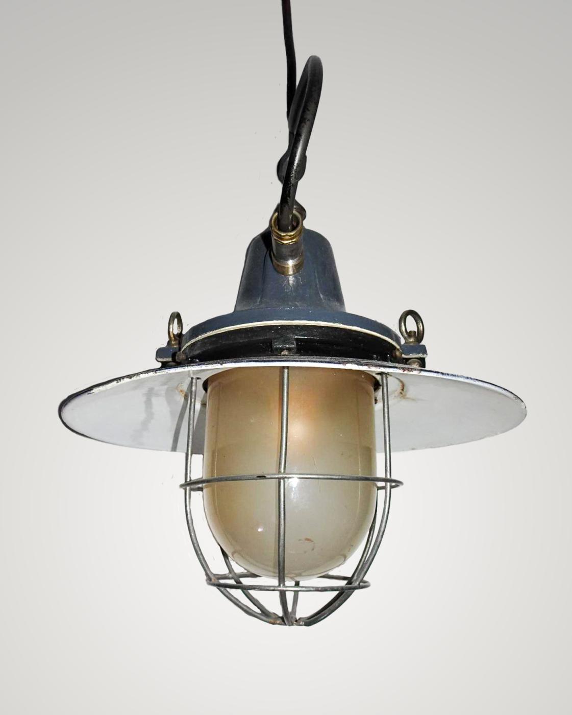 Ligne Maginot - L'éclairage dans la fortification Maginot (éclairage) - Lampe type PC
Renforcée Petit Modèle