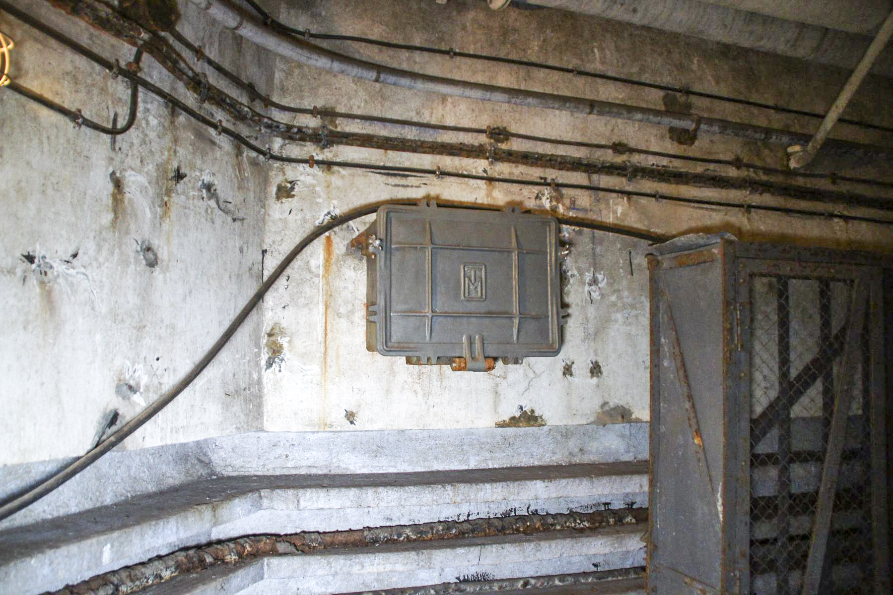 Ligne Maginot - MICHELSBERG - A22 - (Ouvrage d'artillerie) - Entrée mixte
Un boitier TM dans l'étage inférieur du bloc. - STENGER Mathieu