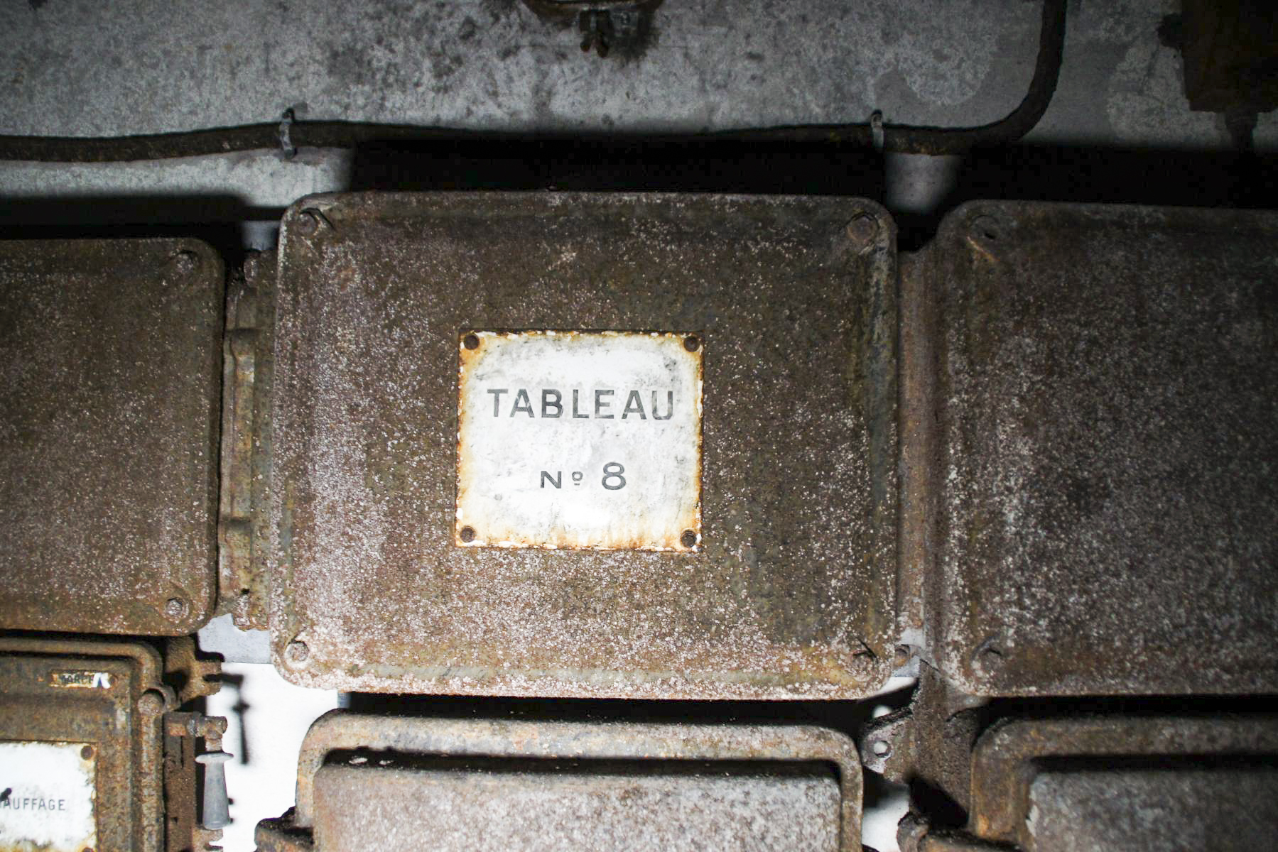Ligne Maginot - MICHELSBERG - A22 - (Ouvrage d'artillerie) - Entrée mixte
Un des boitier électrique du bloc avec sa plaque. - STENGER Mathieu