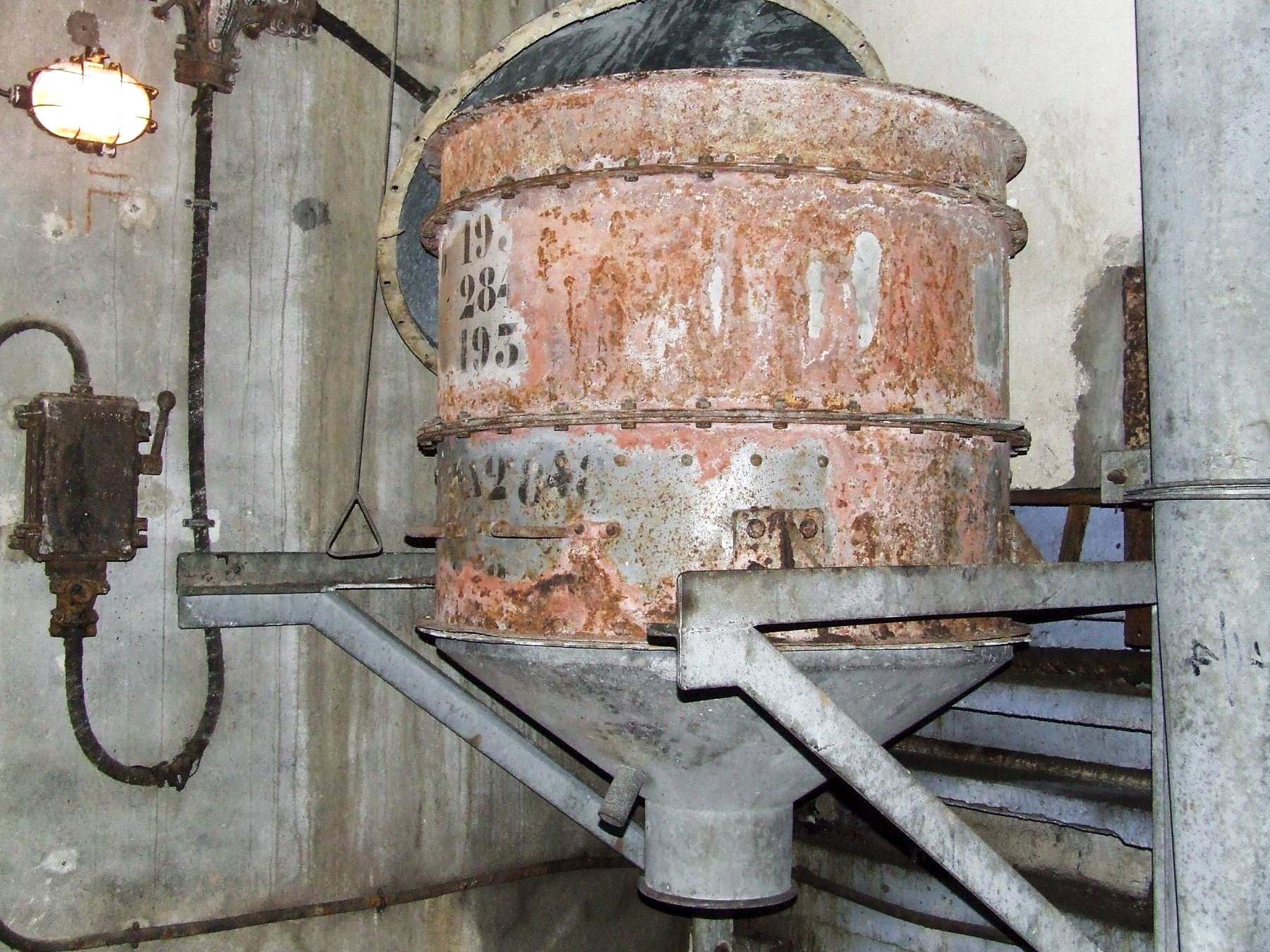 Ligne Maginot - MICHELSBERG - A22 - (Ouvrage d'artillerie) - Un filtre de purification de l'air. - STENGER Mathieu