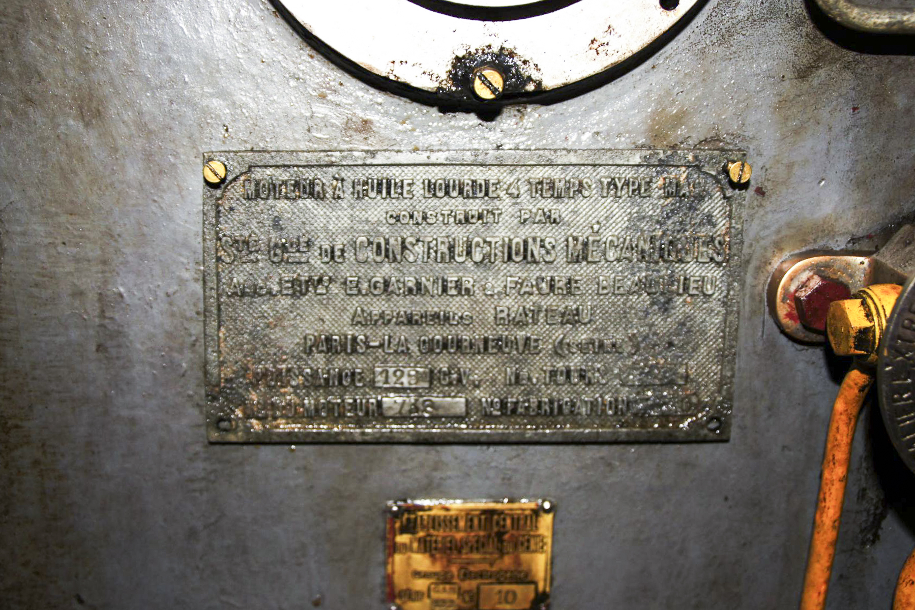 Ligne Maginot - MICHELSBERG - A22 - (Ouvrage d'artillerie) - Une plaque sur un des moteurs. - STENGER Mathieu