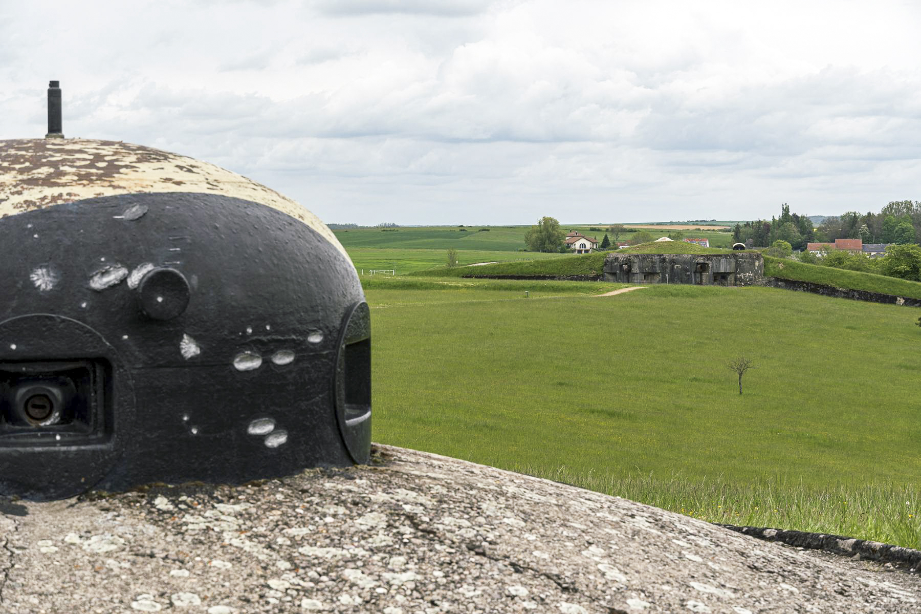 Ligne Maginot - ROHRBACH - FORT CASSO - (Ouvrage d'infanterie) - Bloc 2
Cloche GFM, en arrière-plan le bloc 3 - David Palmer
