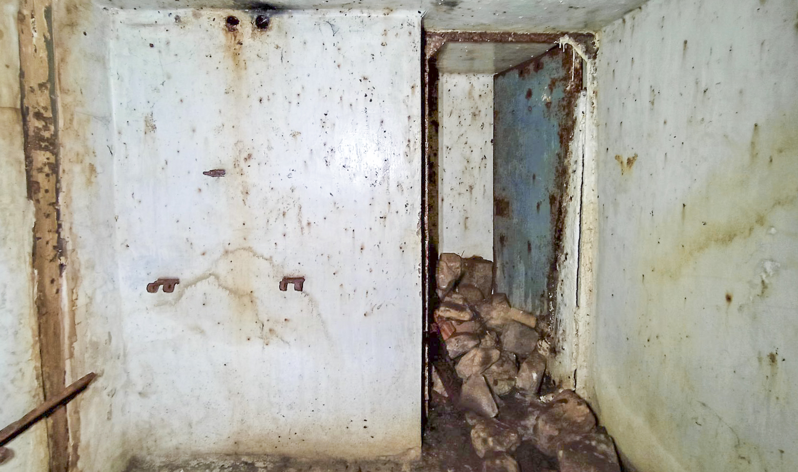 Ligne Maginot - H6 - (Chambre de coupure) - L'intérieur de la chambre: l'entrée à droite, à gauche les restes des charnières d'une tablette rabattable 