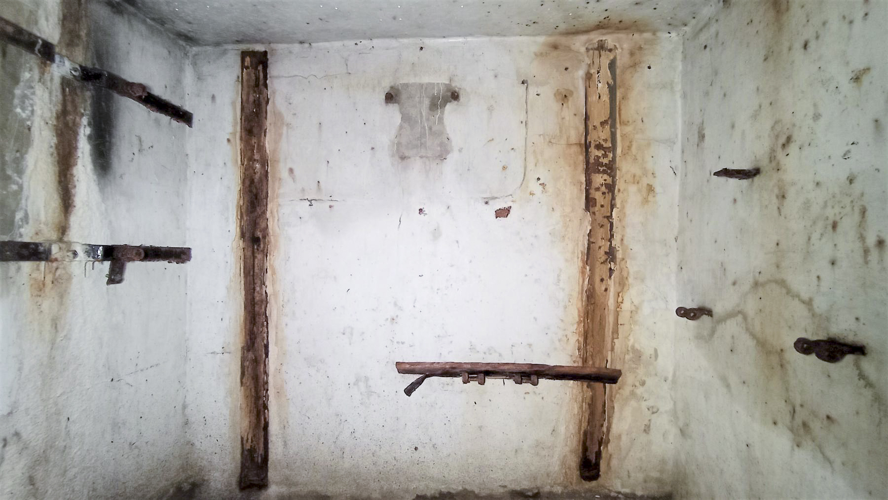 Ligne Maginot - H6 - (Chambre de coupure) - Intérieur de la chambre
Au mur, traces du boitier de protection pour les départs de lignes de campagne