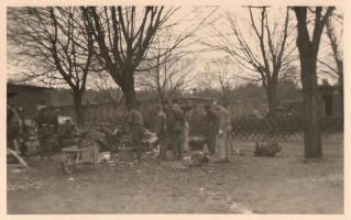Ligne Maginot - BITCHE - (Camp de sureté) - 1940 - Prisonniers français occupés à la préparation de bois pour la cuisine