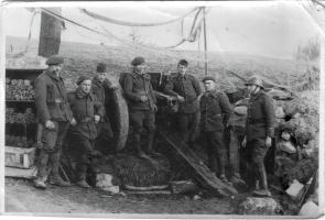 Ligne Maginot - 70° Régiment d'Artillerie Mobile de Forteresse (70° RAMF) - Artilleurs du 2° groupe du 70° RAMF servant une pièce de 75 mm