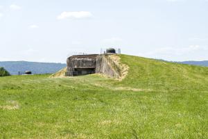 Ligne Maginot - SCHOENENBOURG - (Ouvrage d'artillerie) - Bloc 6
Casemate d'infanterie avec jumelages de mitrailleuses Reibel, canon antichar de 47mm, créneau FM et cloche GFM
