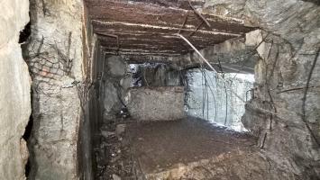 Ligne Maginot - HOCHWALD C2 - (Casemate d'infanterie) - La chambre de tir; une des parois du local du projecteur y a été projetée 