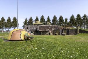 Ligne Maginot - ESCH - (Casemate d'infanterie - Double) - Façade sud et Tourelle démontable 