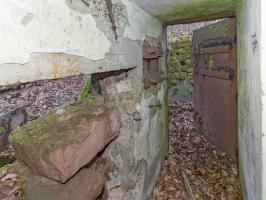 Ligne Maginot - NEUWEIHER 1 - (Blockhaus pour canon) - L'entrée avec sur la gauche, le dispositif de mise à feu du DMP voisin