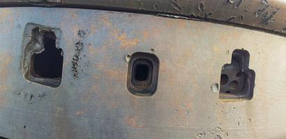 Ligne Maginot - LA FERTE - (Ouvrage d'infanterie) - Bloc 2
Tourelle pour deux AM
Détail des embrasures. Celle de gauche porte la trace de la charge de 3kg qui a détruit l'arme mixte