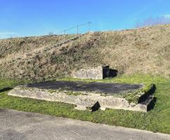Ligne Maginot - LA FERTE - (Ouvrage d'infanterie) - Fondation de baraquement à coté du bloc 1. Il abritait un détachement du génie en temps de paix, chargé de l'entretien de l'ouvrage. En temps de guerre, il devient la popote des officiers et sous-officiers de l'ouvrage