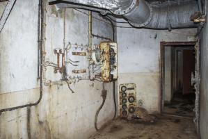 Ligne Maginot - MICHELSBERG - A22 - (Ouvrage d'artillerie) - Bloc 6
L'étage inférieur de la tourelle.
Au mur le tableau électrique de la tourelle.