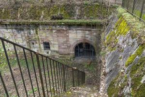 Ligne Maginot - JOFFRE-LEFEBVRE - (Position d'artillerie préparée) - Poterne de la caserne de tête et escalier d'accès au rempart du flanc droit