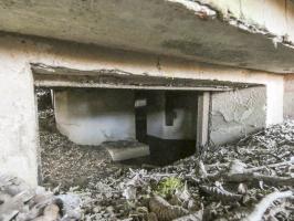 Ligne Maginot - LEGERET NORD 1 - C55-B - (Blockhaus pour canon) - L'intérieur du blockhaus vu par le créneau AC. On distingue un plot de fixation de la bêche du canon.