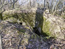 Ligne Maginot - LEGERET NORD 2 - GM1 - (Blockhaus pour arme infanterie) - L'entrée du blockhaus et le créneau pour FM.