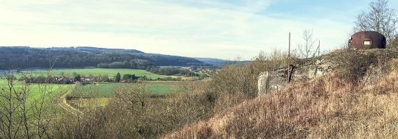 Ligne Maginot - VELOSNES - (Ouvrage d'artillerie) - Bloc 6
Entrée mixte
Vue vers la vallée de l'Othain et les villages d'Othain et Bazeilles sur Othain