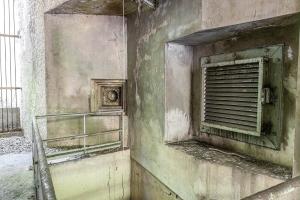 Ligne Maginot - ROCHONVILLERS - A8 - (Ouvrage d'artillerie) - Entrée munitions
Les deux créneaux de gauche : FM et JM/AC37 modernisé. Noter les restes du camouflage d'origine sur la partie non modernisée, à gauche.