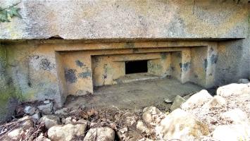 Ligne Maginot - KIRCHGRUBE SUD - (Blockhaus pour canon) - Détail du créneau pour mitrailleuse 
Noter les restes de peinture de camouflages