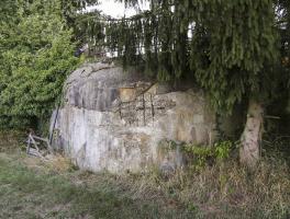 Ligne Maginot - HATTEN NORD - (Casemate d'infanterie) - Seule chose encore visible, le reste à disparu sous du remblai et les dessus sont couvert par un tas de bois de chauffage