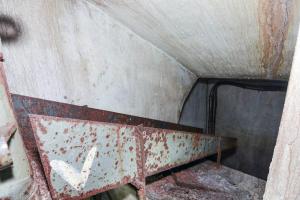 Ligne Maginot - Système d'évacuation des douilles Melius - Goulotte acheminant les douilles entre le bas du toboggan et la fosse  à douille au pied du bloc
Ouvrage du Hochwald