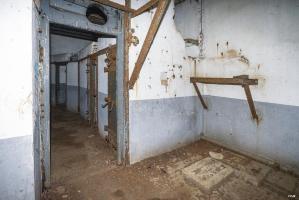 Ligne Maginot - BREHAIN - A6 - (Ouvrage d'artillerie) - Entrée munitions
Couloir avec la douche pour ceux qui sont contaminés par des gaz.
Le filtre a disparu