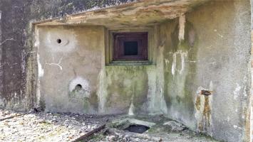 Ligne Maginot - SAEGEMUHLE - (Blockhaus pour arme infanterie) - Détail du créneau Est, noter l'orifice de la goulotte à grenades et la fosse à douilles