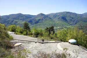 Ligne Maginot - AGAISEN (AN) - E03 - (Ouvrage d'artillerie) - Entrée
Dessus de la dalle avec la cloche LG à gauche et la cloche GFM à droite