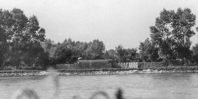 Ligne Maginot - CHRISTIAN - (Casemate d'infanterie - Simple) - Vue depuis la berge allemande
Les panneaux de crue sont en place de manière à camoufler les armements à l'ennemi.
Noter l'extreme visibilité de la cloche GFM