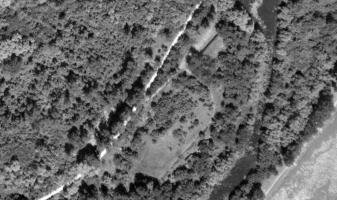 Ligne Maginot - BATTERIE DES PAYSANS - (Cuve pour canon) - La Batterie des paysans en 1950
Les emplacements de pièces se devinent entre les arbres, en bas au centre.
On distingue également l'abri à munitions M 74 plus haut