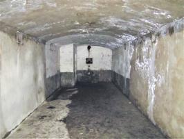Ligne Maginot - BATTERIE DES PAYSANS - (Cuve pour canon) - Alvéole de stockage
L'enduit mural à été refait par les français et l'extrémité a commencée à être peinte