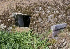 Ligne Maginot - COUR D'ANGLETERRE 2 - (Blockhaus pour arme infanterie) - Noter le rail dépassant de la dalle