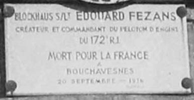 Ligne Maginot - Blockhaus du Pont du Rhin Centre - Plaque apposée sur le blockhaus en l'honneur du Sous-Lieutenant FEZANS