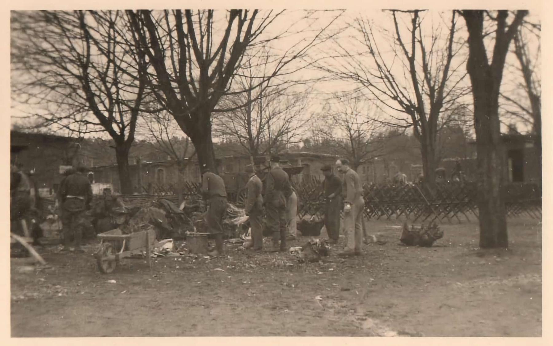 Ligne Maginot - BITCHE - (Camp de sureté) - 1940 - Prisonniers français occupés à la préparation de bois pour la cuisine - Inconnu