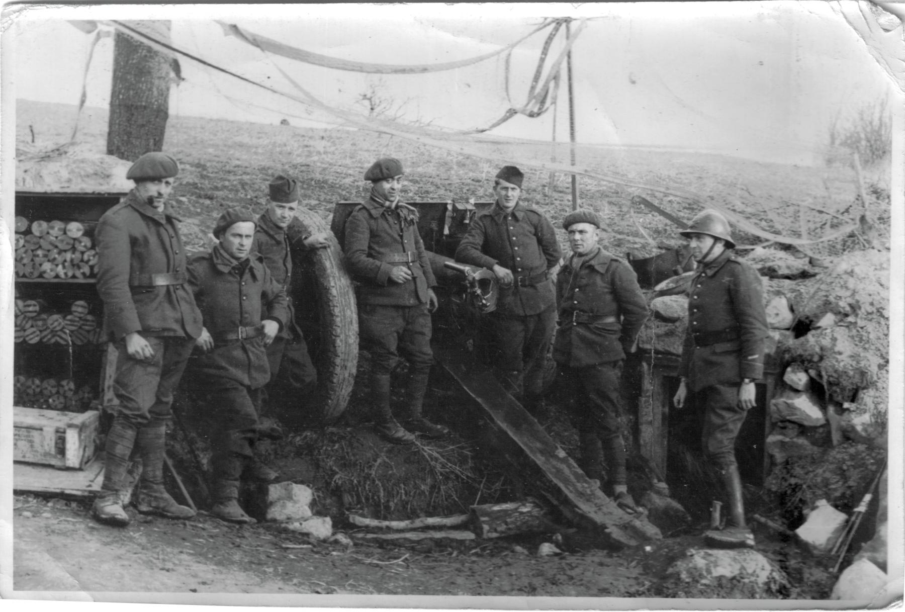 Ligne Maginot - 70° Régiment d'Artillerie Mobile de Forteresse (70° RAMF) - Artilleurs du 2° groupe du 70° RAMF servant une pièce de 75 mm