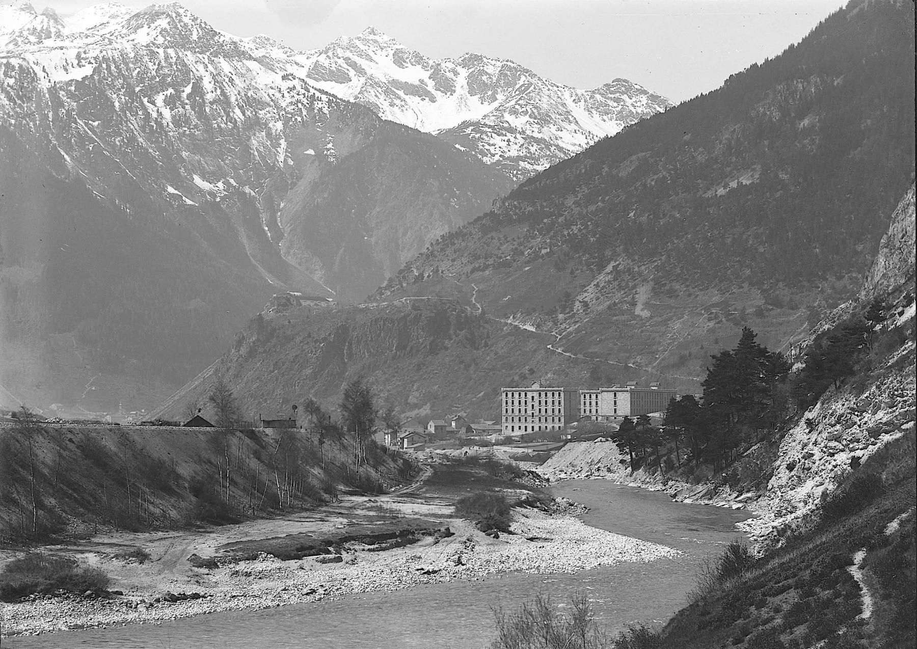 Ligne Maginot - CASERNE LOUTRAZ - (Casernement) - Les casernes Loutraz et le Replation à l'arrière plan.
 - Montaz - Modane