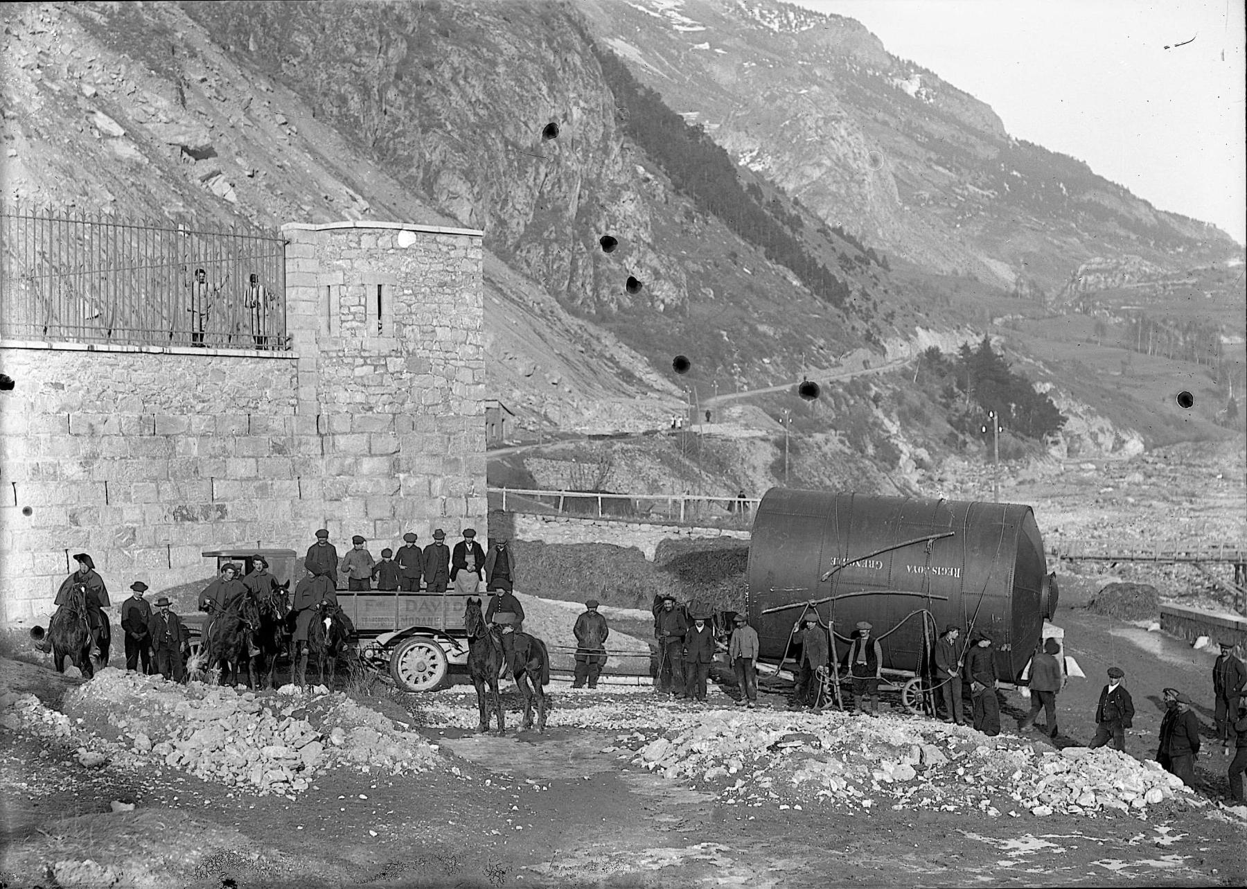 Ligne Maginot - CASERNE LOUTRAZ - (Casernement) - Les casernes Loutraz à Modane 
Arrivée de la citerne, photo prise après 1906
 - Montaz - Modane