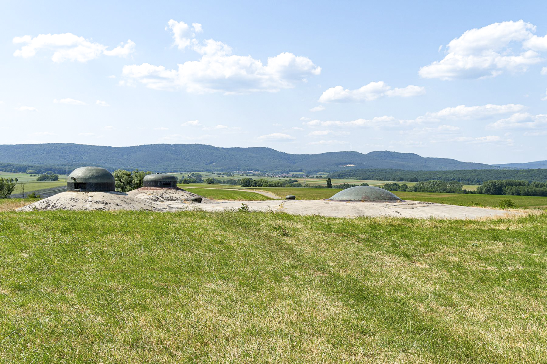 Ligne Maginot - SCHOENENBOURG - (Ouvrage d'artillerie) - Bloc 4
Tourelle de 75 R 32 et cloche GFM, avec une cloche observatoire d'artillerie VDP
 - David Palmer